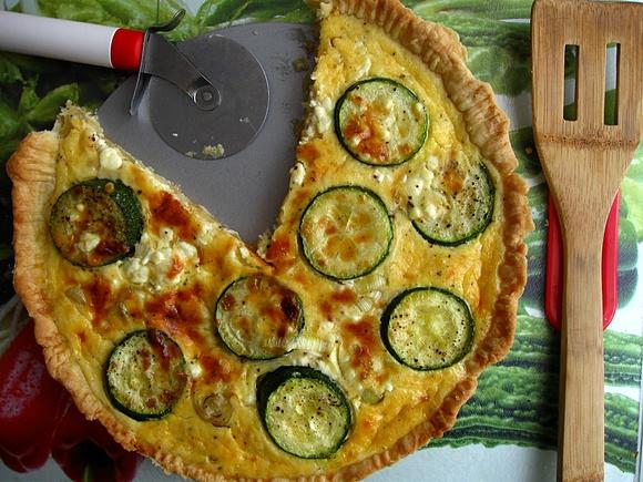 Tarta z cukinią, porami i fetą