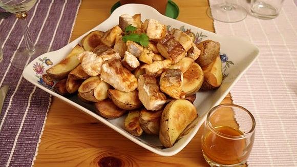 Łosoś w sosie mojo z pieczonymi ziemniakami