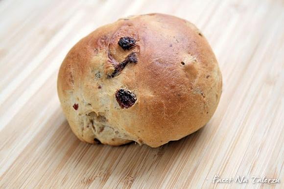 Luilakbollen bułeczki z rodzynkami i żurawiną