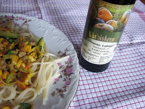 Spaghetti z mięsem mielonym i sosem z olejem z pestek dyni
