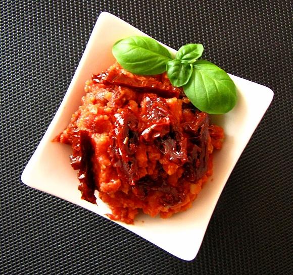 Pasta z ciecierzycy i suszonych pomidorów na kanapki