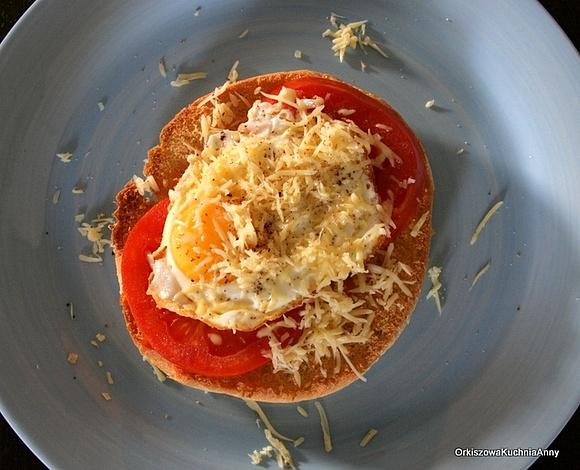Grzanki z jajkiem i pomidorem