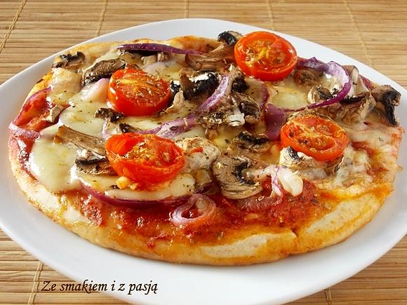 Domowa pizza na spodzie z mąką pełnoziarnistą
