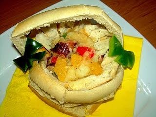 Sałatka ziemniaczano-paprykowa w bagietkowym koszyczku