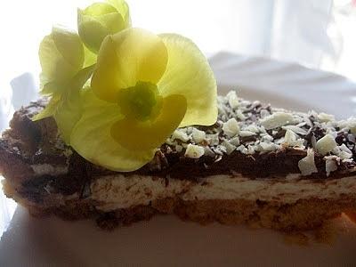 Tarta z kremem i czekoladowym ganache
