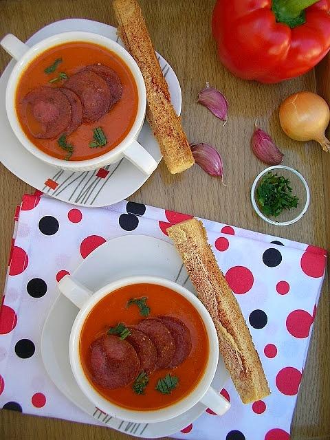 Krem z pieczonej papryki z chipsami salami i paluchami