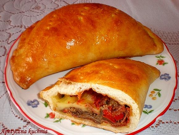Calzone z pieczarkami, serem żółtym i salami