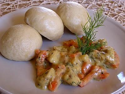 Kluski na parze z sosem drobiowo-warzywnym