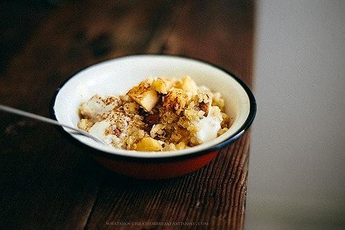 Quinoa z jabłkami i migdałami