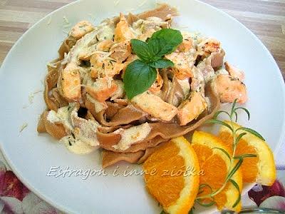 Domowe tagliatelle z łososiem w rozmarynowo-pomarańczowym sosie