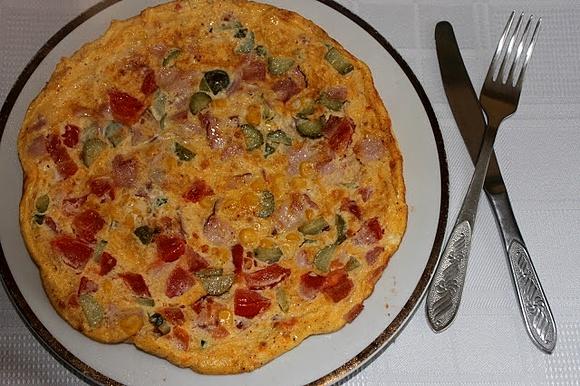 Specjalny omlet na niedzielne śniadanie z pomidorami i kukurydzą