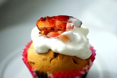 Waniliowe muffiny z syropem klonowym i bekonem