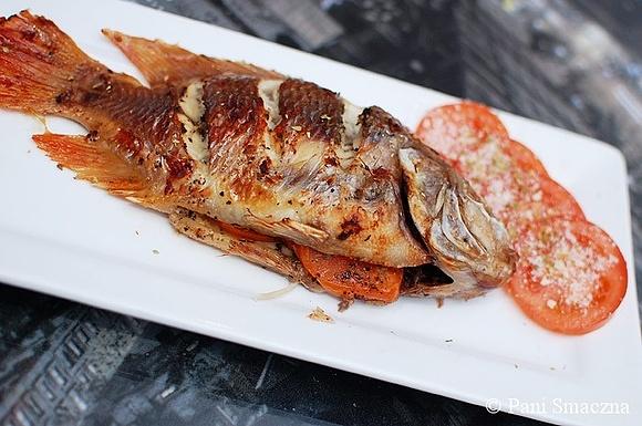Pieczona czerwona tilapia z pomidorami, czosnkiem i parmezanem