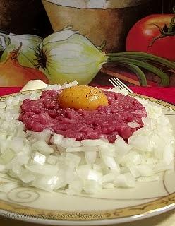 Tatar wołowy z cebulą i żółtkiem