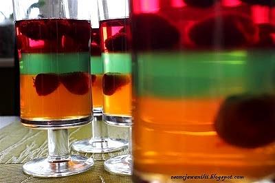 Tęczowe pucharki z galaretką i owocami