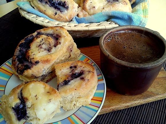 Drożdżowe ciasta z budyniem i jagodami