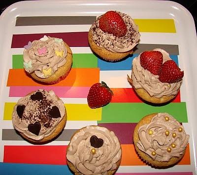 Muffiny jogurtowe z truskawkami i kremem czekoladowym