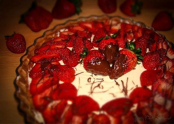 Niebiańska tarta z truskawkami — szybki i prosty deser
