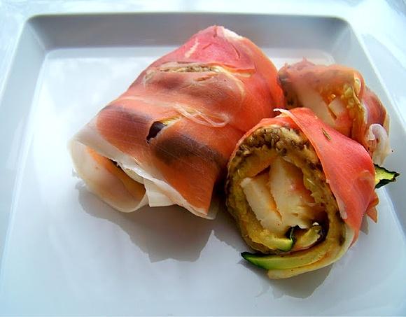 Mozzarella i warzywa w szynce Serrano