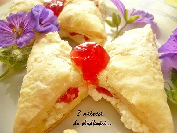 Słodkie kokardki z ciasta francuskiego