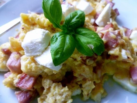 Jajecznica z szynką i serem feta
