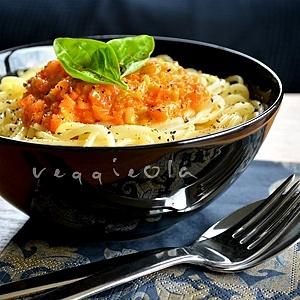 Spaghetti z sosem marchewkowym