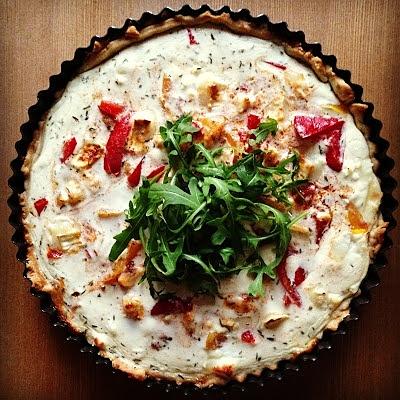 Quiche z kozim serem, pomidorami i pieczoną papryką