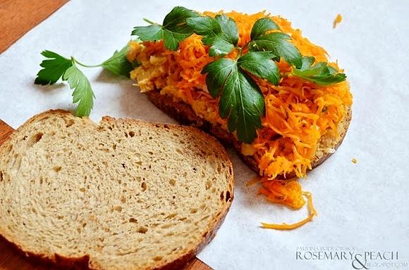 Marchew i hummus na kanapkę