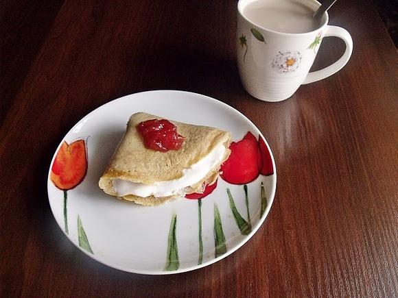 Ciasteczkowy omlet z jogurtem naturalnym i dżemem truskawkowym