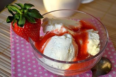 Lody jogurtowe z truskawkami