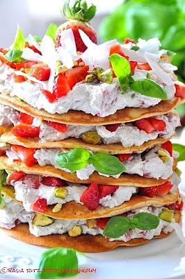 Tort naleśnikowy z truskawkami i pistacjami