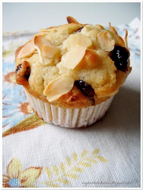 Muffiny z żurawiną, migdałami i białą czekoladą