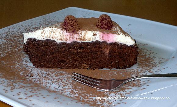 Ciasto brownies z musem czekoladowym i malinami
