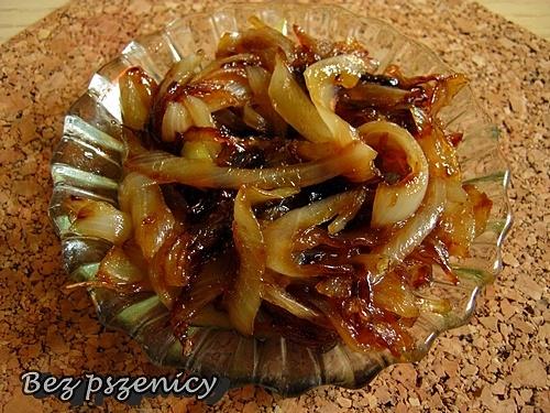 Karmelizowana cebula - przepis na słodko-karamelizowaną cebulę jako dodatek