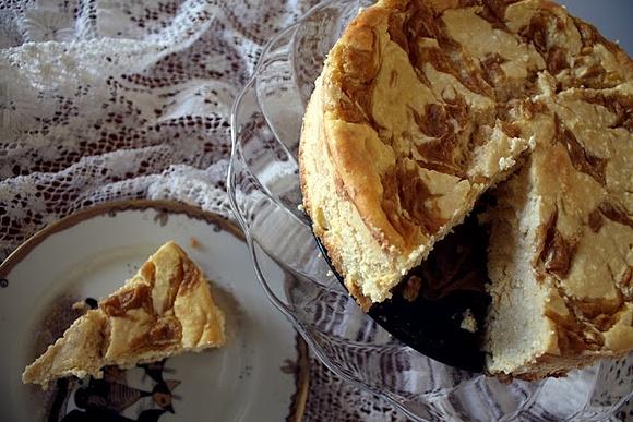 Sernik z mango na migdałowym spodzie