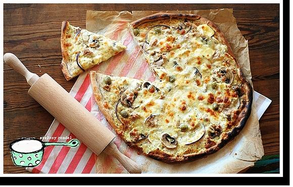 Śmietankowa pizza z tuńczykiem i brie