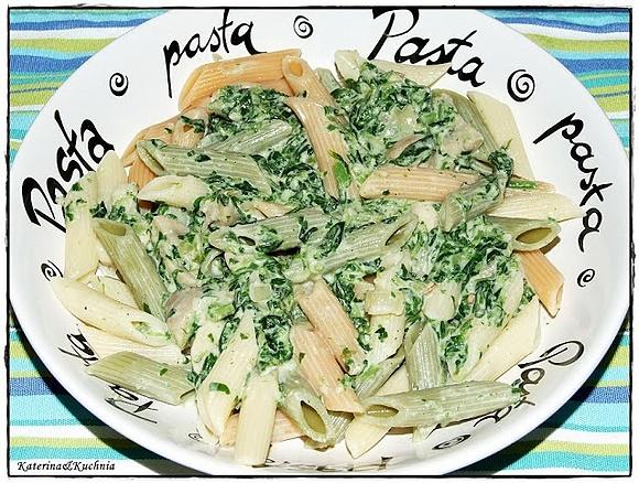 Penne ze szpinakiem i pieczarkami w sosie serowym