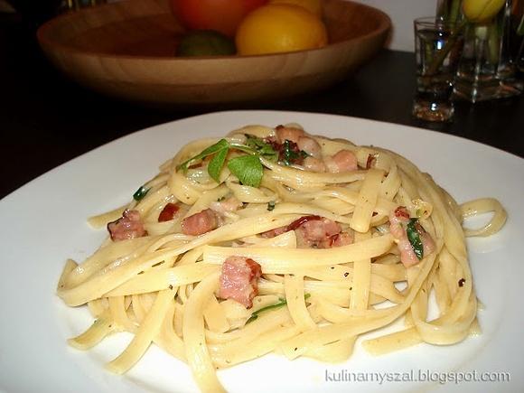 Carbonara - przepis na makaron z boczkiem i jajkiem