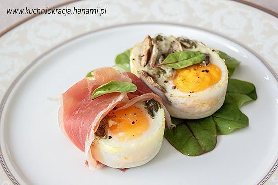 Jajka z pieczarkami serem prosciutto crudo i kaparami
