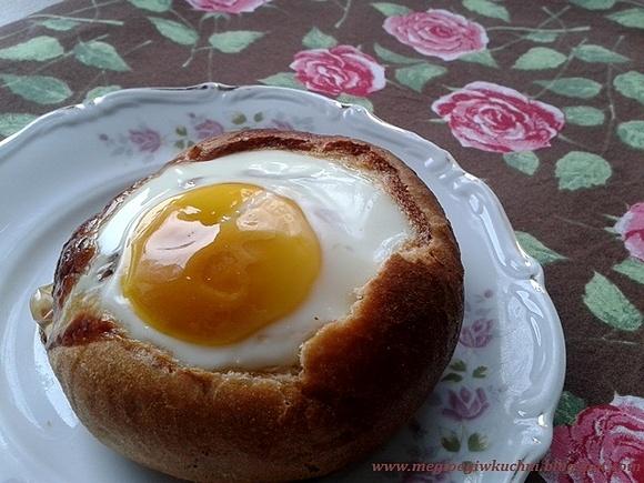 Sadzone jajka na śniadanie z pomidorami i pieczywem