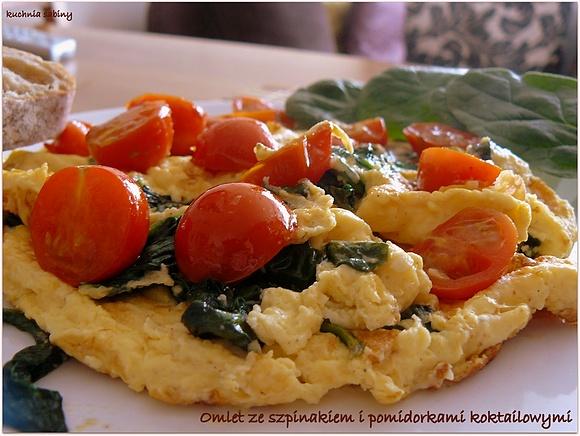 Omlet ze szpinakiem i pomidorkami koktajlowymi