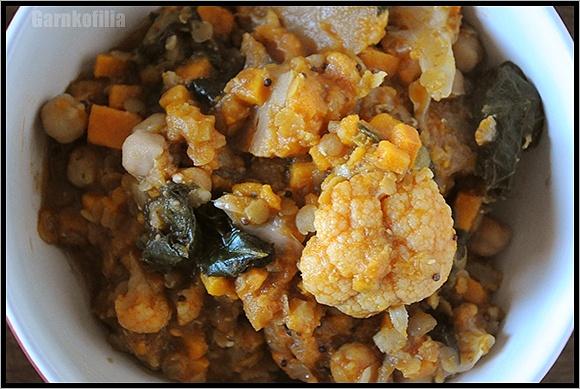 Curry z kalafiora i batata ze szpinakiem