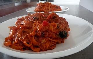 Pasta alla puttanesca - włoski sos na szybki posiłek