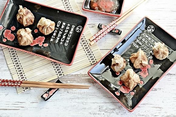 Facet smaży pierożki wonton