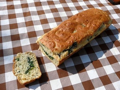 Pieróg drożdżowy z młodymi chwastami a'la czeska nadivka