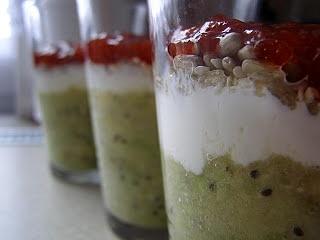 Owocowy deser ze słonecznikiem, sezamem, bananami i kiwi