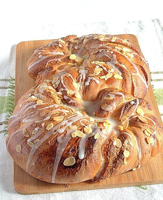 Ciasto drożdżowe z marcepanem