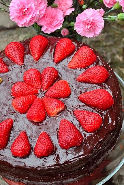 Tort Sachera z czekoladą i truskawkami