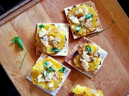 Karmelizowany ananas z serem Stilton na chlebie lawasz