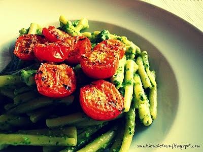 Casarecce z pesto z rukoli i pieczonymi pomidorkami koktajlowymi